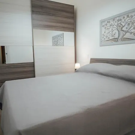 Dimora Lorusso - Stay Near The Historic Castle Apartment *