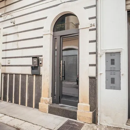 Dimora Lorusso - Stay Near The Historic Castle Apartment
